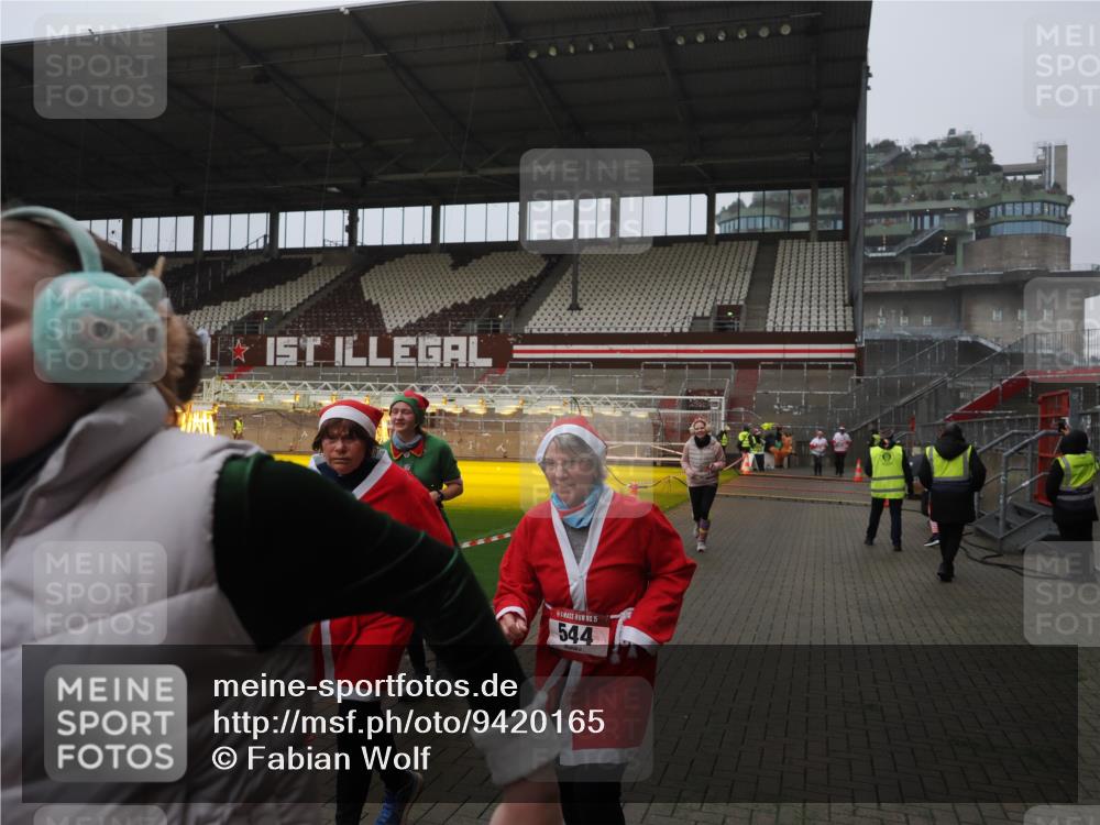 07.12.2025 - St. Pauli X-Mass-Run No. 15 Fabian Wolf http://msf.ph/oto/9420165 07.12.2025 11:37:38 Ziel 544, 857, 1154, 1156, 3916 meine-sportfotos.de