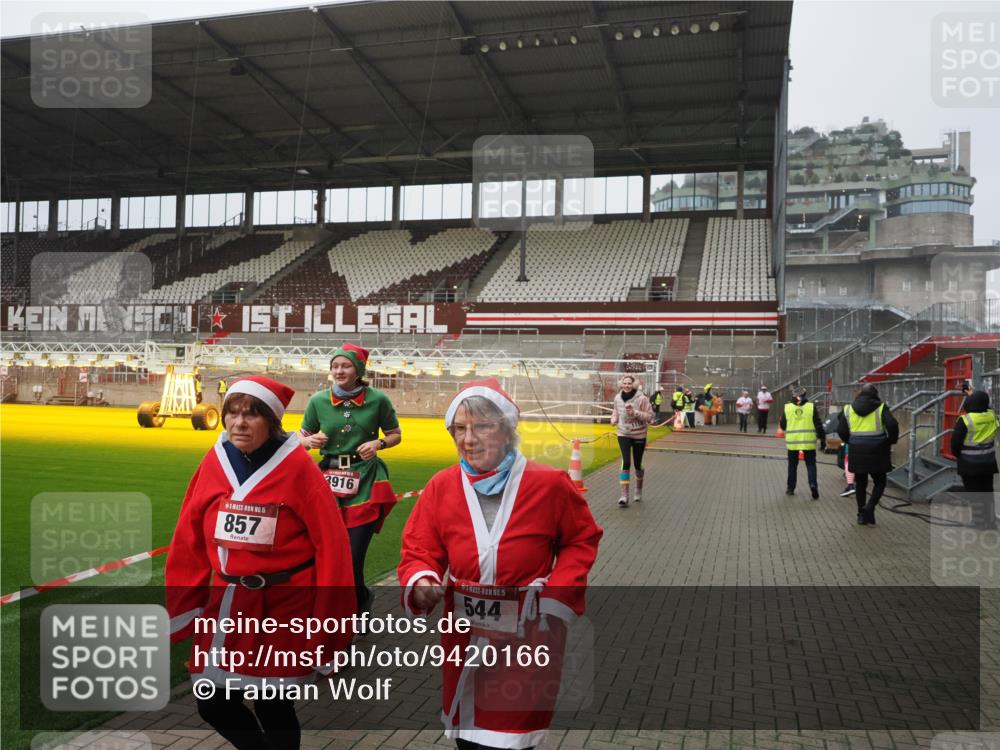 07.12.2025 - St. Pauli X-Mass-Run No. 15 Fabian Wolf http://msf.ph/oto/9420166 07.12.2025 11:37:38 Ziel 544, 857, 1154, 1156, 3916 meine-sportfotos.de