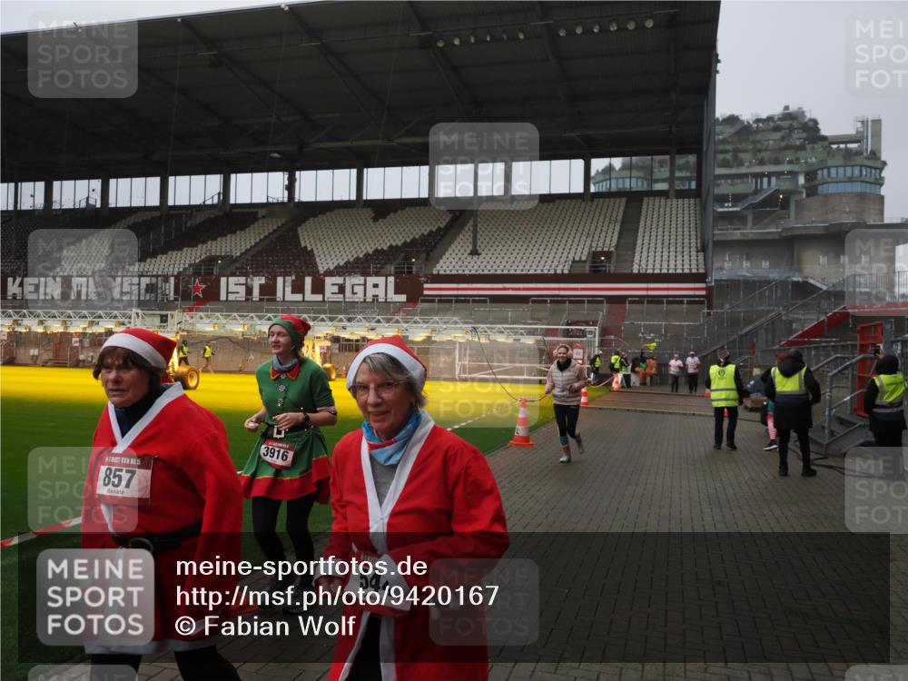 07.12.2025 - St. Pauli X-Mass-Run No. 15 Fabian Wolf http://msf.ph/oto/9420167 07.12.2025 11:37:39 Ziel 544, 857, 1154, 1156, 3916 meine-sportfotos.de