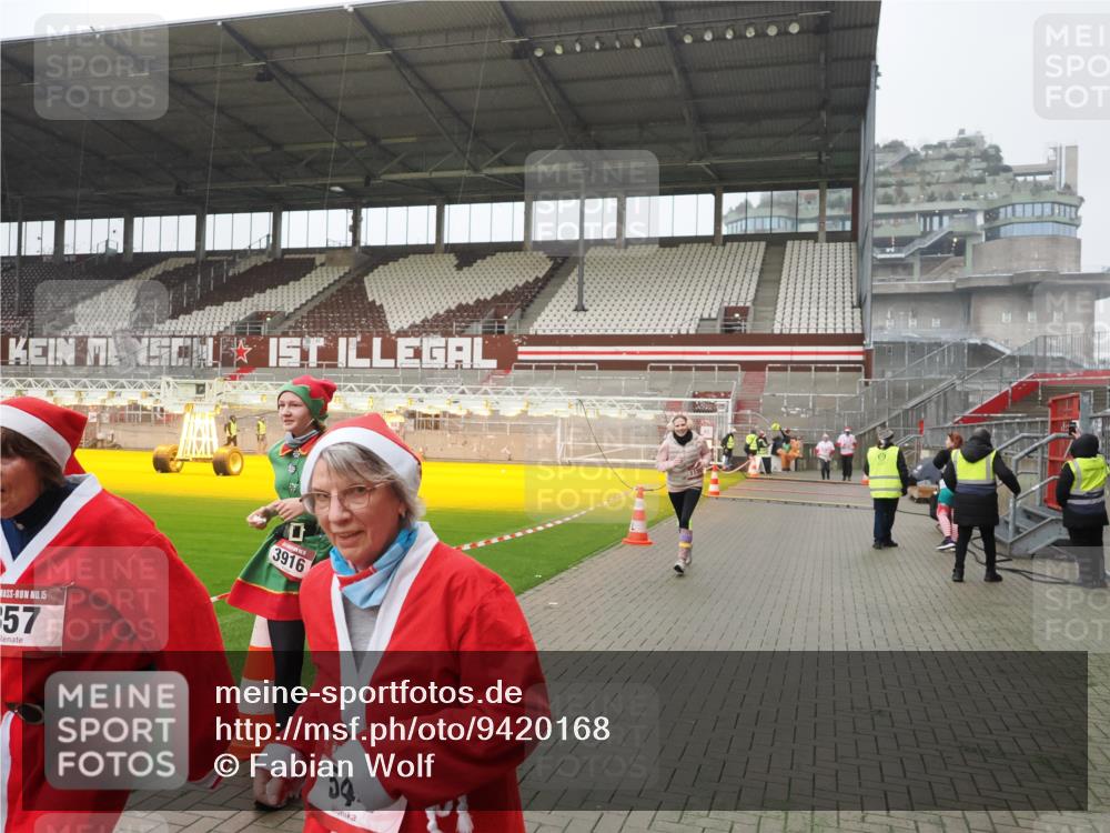 07.12.2025 - St. Pauli X-Mass-Run No. 15 Fabian Wolf http://msf.ph/oto/9420168 07.12.2025 11:37:39 Ziel 544, 857, 1154, 1156, 3916 meine-sportfotos.de