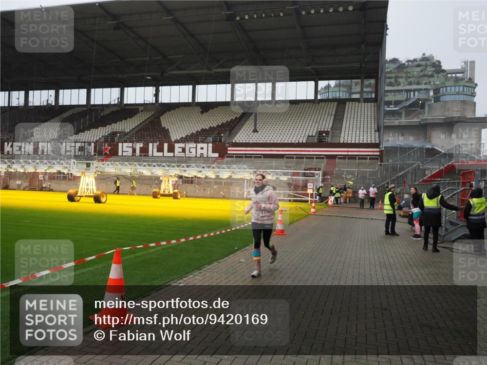 07.12.2025 - St. Pauli X-Mass-Run No. 15 Fabian Wolf http://msf.ph/oto/9420169 07.12.2025 11:37:40 Ziel 544, 857, 1154, 1156, 3916 meine-sportfotos.de