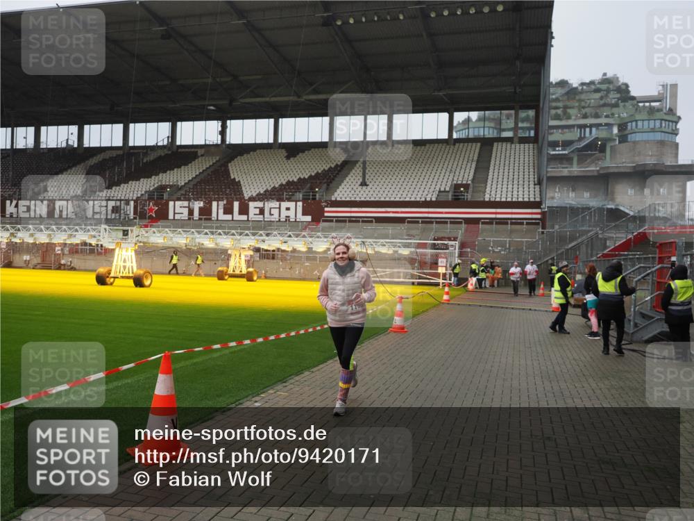 07.12.2025 - St. Pauli X-Mass-Run No. 15 Fabian Wolf http://msf.ph/oto/9420171 07.12.2025 11:37:40 Ziel 544, 857, 1154, 1156, 3916 meine-sportfotos.de