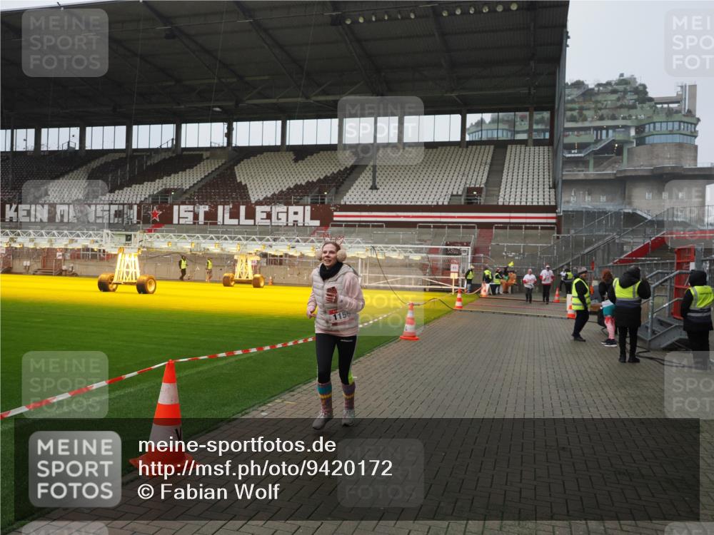 07.12.2025 - St. Pauli X-Mass-Run No. 15 Fabian Wolf http://msf.ph/oto/9420172 07.12.2025 11:37:41 Ziel 544, 857, 1154, 1156, 3916 meine-sportfotos.de