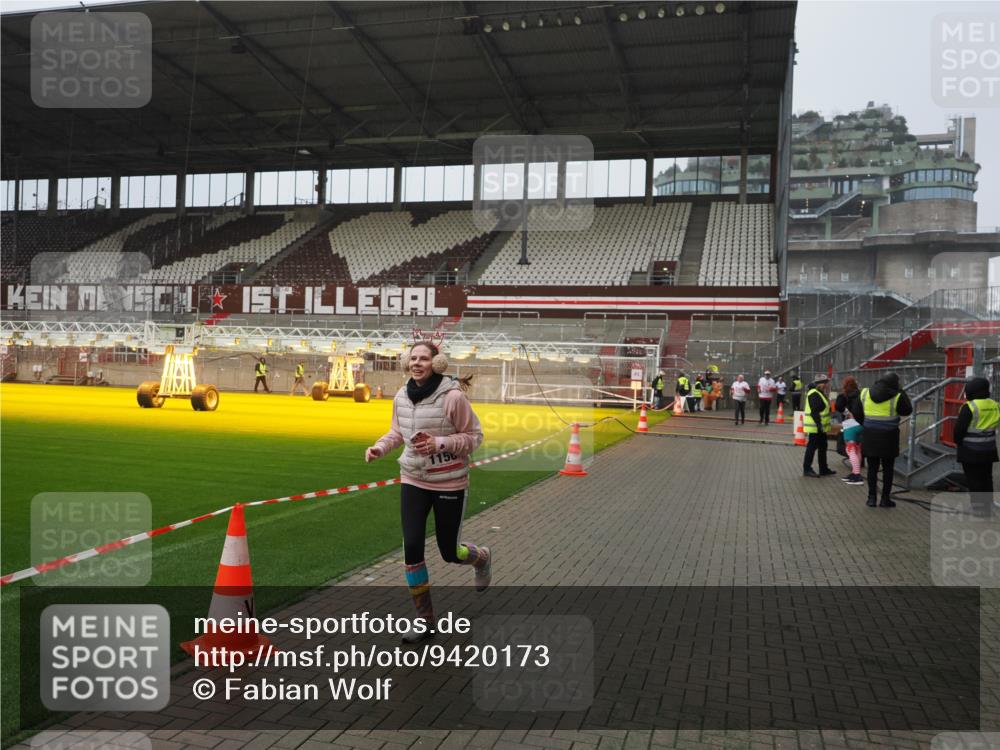 07.12.2025 - St. Pauli X-Mass-Run No. 15 Fabian Wolf http://msf.ph/oto/9420173 07.12.2025 11:37:41 Ziel 544, 857, 1154, 1156, 3916 meine-sportfotos.de
