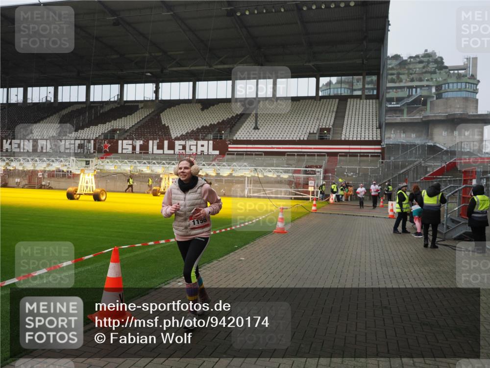 07.12.2025 - St. Pauli X-Mass-Run No. 15 Fabian Wolf http://msf.ph/oto/9420174 07.12.2025 11:37:41 Ziel 544, 857, 1154, 1156, 3916 meine-sportfotos.de