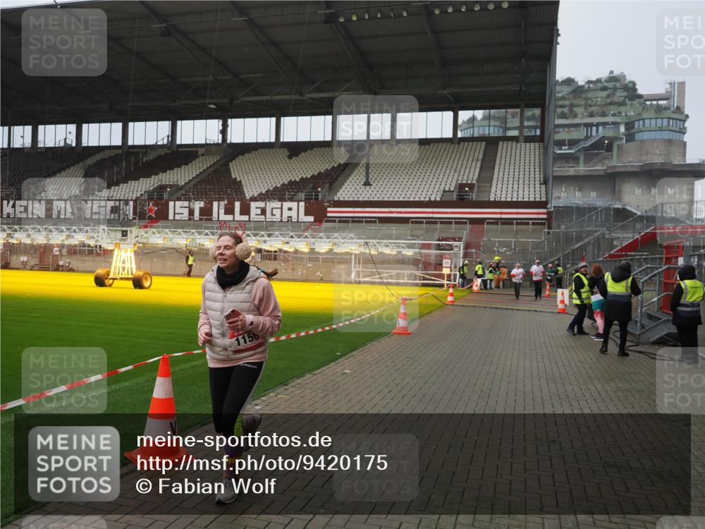 07.12.2025 - St. Pauli X-Mass-Run No. 15 Fabian Wolf http://msf.ph/oto/9420175 07.12.2025 11:37:41 Ziel 544, 857, 1154, 1156, 3916 meine-sportfotos.de