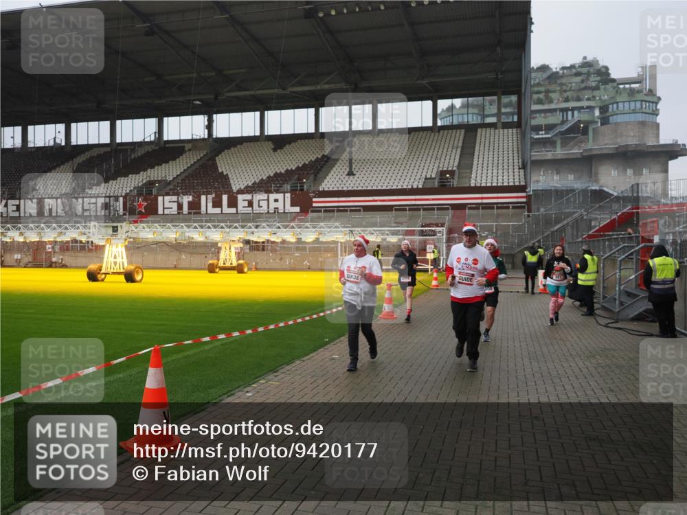 07.12.2025 - St. Pauli X-Mass-Run No. 15 Fabian Wolf http://msf.ph/oto/9420177 07.12.2025 11:37:51 Ziel 617, 1154, 1156, 3000, 3059, 3358 meine-sportfotos.de