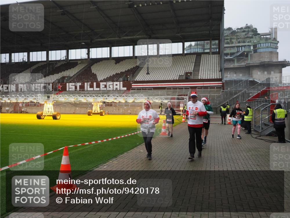 07.12.2025 - St. Pauli X-Mass-Run No. 15 Fabian Wolf http://msf.ph/oto/9420178 07.12.2025 11:37:51 Ziel 617, 1154, 1156, 3000, 3059, 3358 meine-sportfotos.de