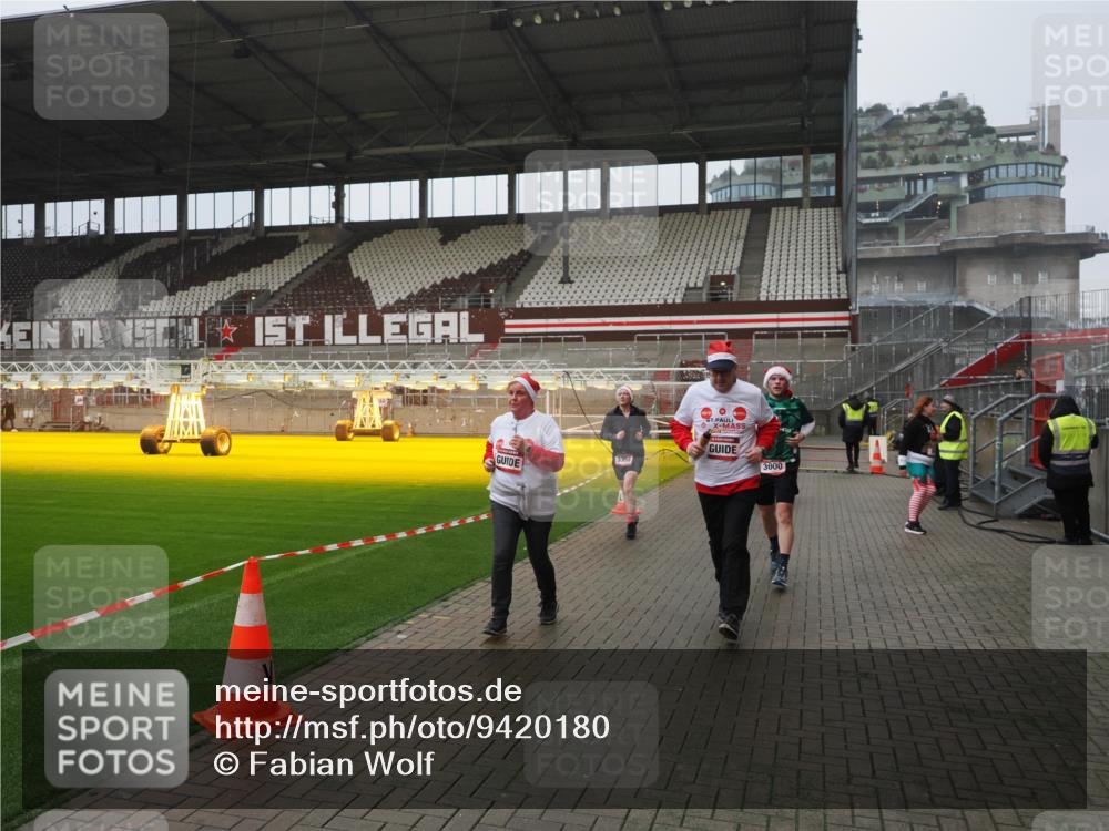 07.12.2025 - St. Pauli X-Mass-Run No. 15 Fabian Wolf http://msf.ph/oto/9420180 07.12.2025 11:37:51 Ziel 617, 1154, 1156, 3000, 3059, 3358 meine-sportfotos.de