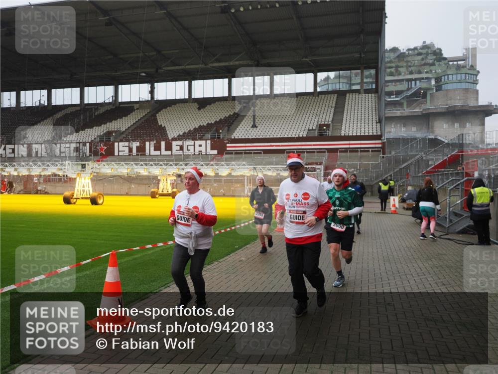 07.12.2025 - St. Pauli X-Mass-Run No. 15 Fabian Wolf http://msf.ph/oto/9420183 07.12.2025 11:37:52 Ziel 617, 1156, 3000, 3059, 3358 meine-sportfotos.de