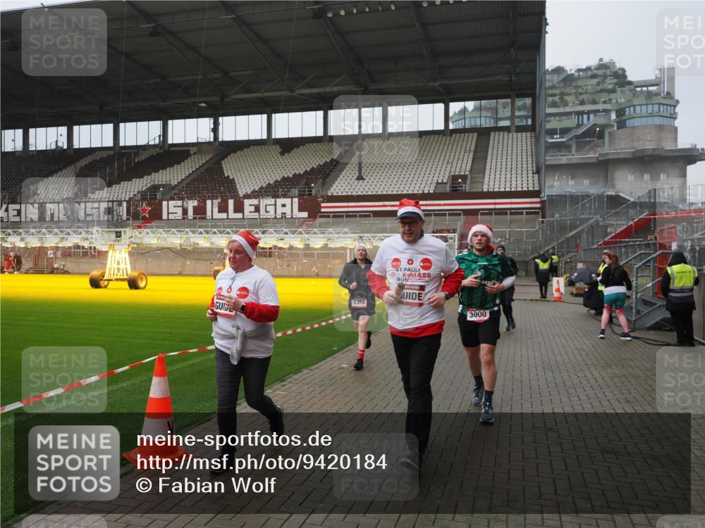 07.12.2025 - St. Pauli X-Mass-Run No. 15 Fabian Wolf http://msf.ph/oto/9420184 07.12.2025 11:37:52 Ziel 617, 1156, 3000, 3059, 3358 meine-sportfotos.de