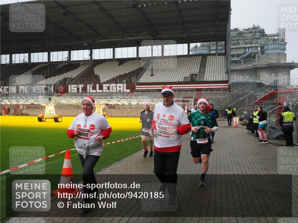 07.12.2025 - St. Pauli X-Mass-Run No. 15 Fabian Wolf http://msf.ph/oto/9420185 07.12.2025 11:37:52 Ziel 617, 1156, 3000, 3059, 3358 meine-sportfotos.de