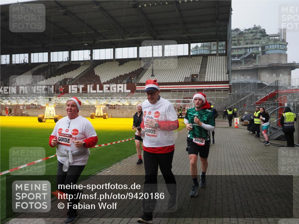 07.12.2025 - St. Pauli X-Mass-Run No. 15 Fabian Wolf http://msf.ph/oto/9420186 07.12.2025 11:37:52 Ziel 617, 1156, 3000, 3059, 3358 meine-sportfotos.de