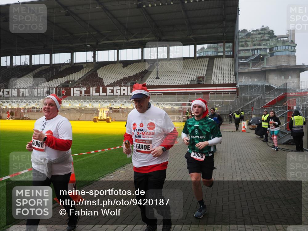 07.12.2025 - St. Pauli X-Mass-Run No. 15 Fabian Wolf http://msf.ph/oto/9420187 07.12.2025 11:37:53 Ziel 617, 1156, 3000, 3059, 3358 meine-sportfotos.de