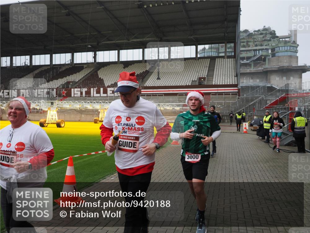 07.12.2025 - St. Pauli X-Mass-Run No. 15 Fabian Wolf http://msf.ph/oto/9420188 07.12.2025 11:37:53 Ziel 617, 1156, 3000, 3059, 3358 meine-sportfotos.de