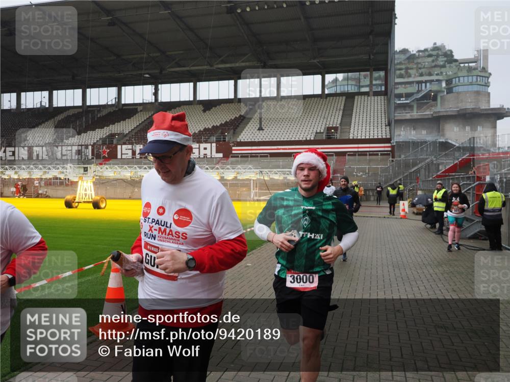 07.12.2025 - St. Pauli X-Mass-Run No. 15 Fabian Wolf http://msf.ph/oto/9420189 07.12.2025 11:37:53 Ziel 617, 1156, 3000, 3059, 3358 meine-sportfotos.de