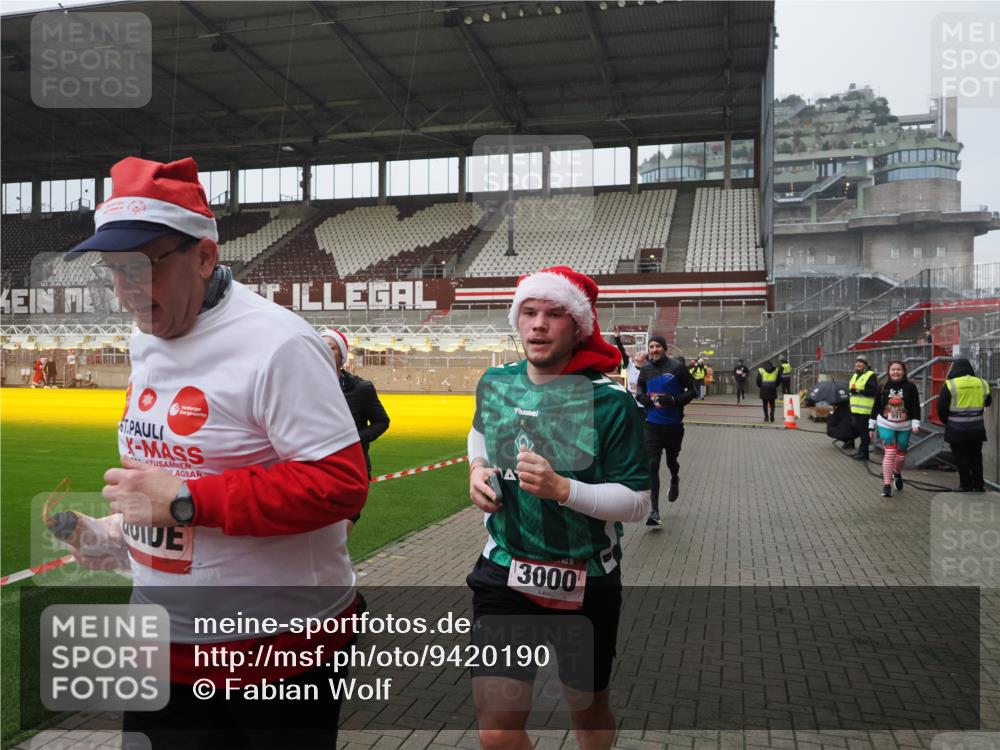 07.12.2025 - St. Pauli X-Mass-Run No. 15 Fabian Wolf http://msf.ph/oto/9420190 07.12.2025 11:37:53 Ziel 617, 1156, 3000, 3059, 3358 meine-sportfotos.de