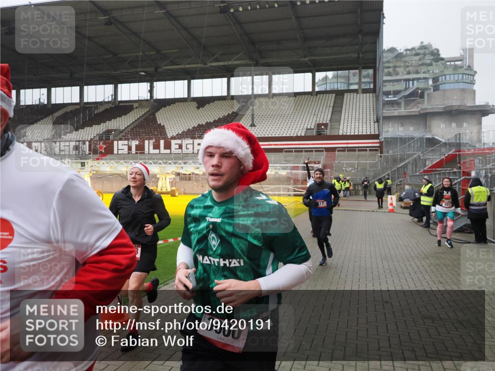07.12.2025 - St. Pauli X-Mass-Run No. 15 Fabian Wolf http://msf.ph/oto/9420191 07.12.2025 11:37:53 Ziel 617, 1156, 3000, 3059, 3358 meine-sportfotos.de