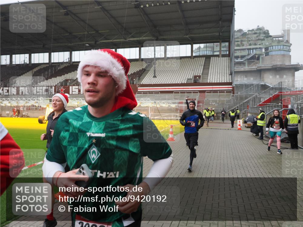 07.12.2025 - St. Pauli X-Mass-Run No. 15 Fabian Wolf http://msf.ph/oto/9420192 07.12.2025 11:37:54 Ziel 617, 3000, 3059, 3358 meine-sportfotos.de