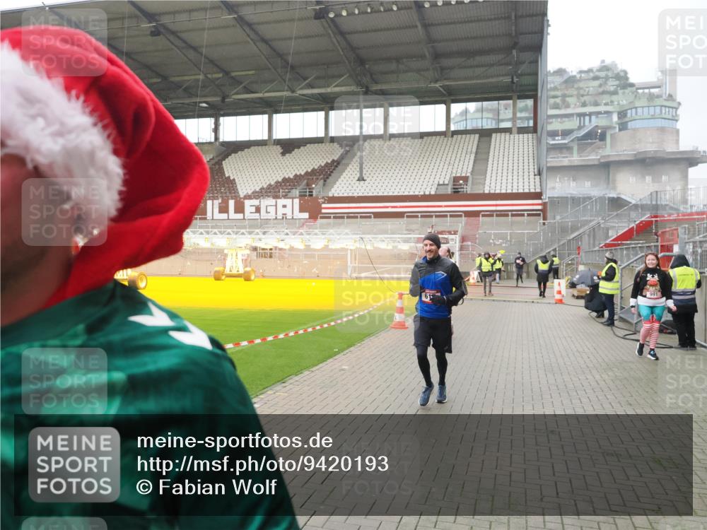 07.12.2025 - St. Pauli X-Mass-Run No. 15 Fabian Wolf http://msf.ph/oto/9420193 07.12.2025 11:37:54 Ziel 617, 3000, 3059, 3358 meine-sportfotos.de