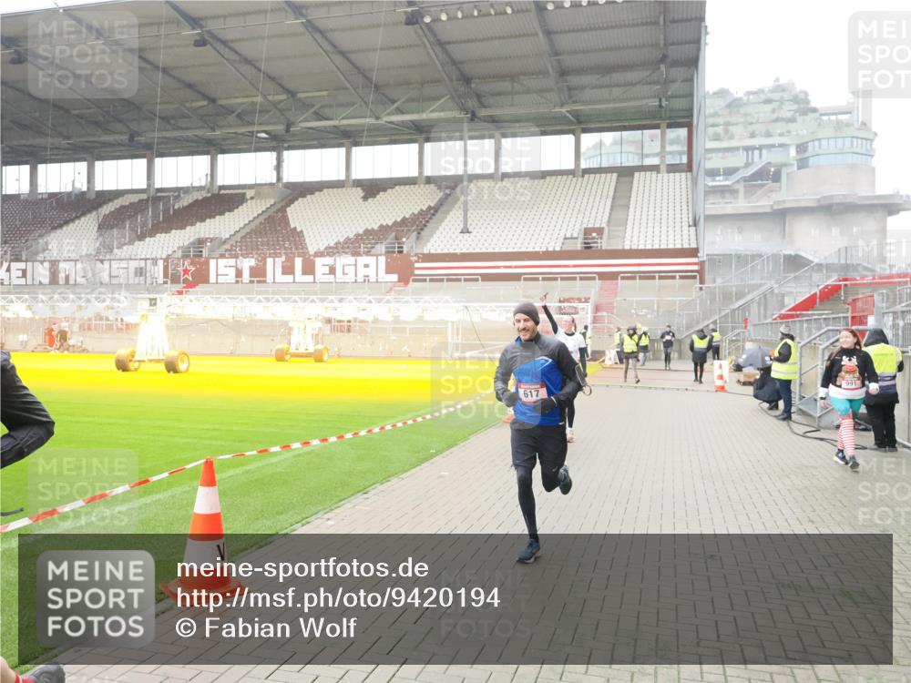 07.12.2025 - St. Pauli X-Mass-Run No. 15 Fabian Wolf http://msf.ph/oto/9420194 07.12.2025 11:37:54 Ziel 617, 3000, 3059, 3358 meine-sportfotos.de