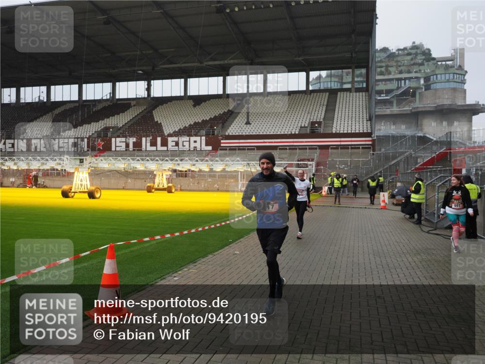 07.12.2025 - St. Pauli X-Mass-Run No. 15 Fabian Wolf http://msf.ph/oto/9420195 07.12.2025 11:37:54 Ziel 617, 3000, 3059, 3358 meine-sportfotos.de