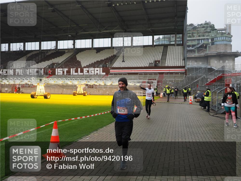 07.12.2025 - St. Pauli X-Mass-Run No. 15 Fabian Wolf http://msf.ph/oto/9420196 07.12.2025 11:37:54 Ziel 617, 3000, 3059, 3358 meine-sportfotos.de