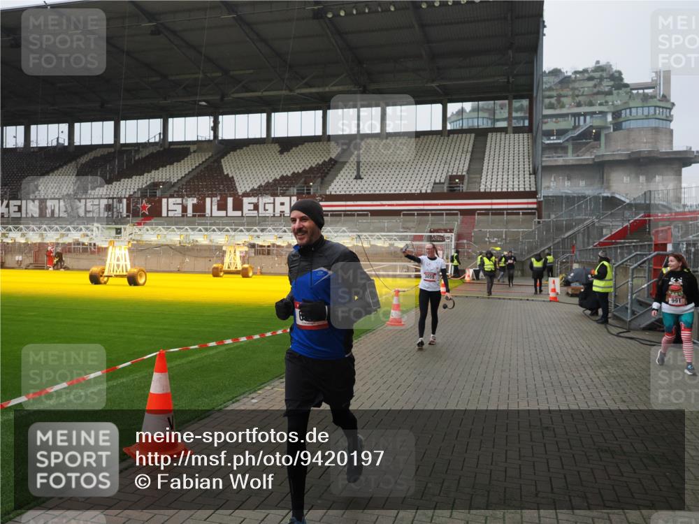 07.12.2025 - St. Pauli X-Mass-Run No. 15 Fabian Wolf http://msf.ph/oto/9420197 07.12.2025 11:37:55 Ziel 617, 3000, 3059, 3358 meine-sportfotos.de