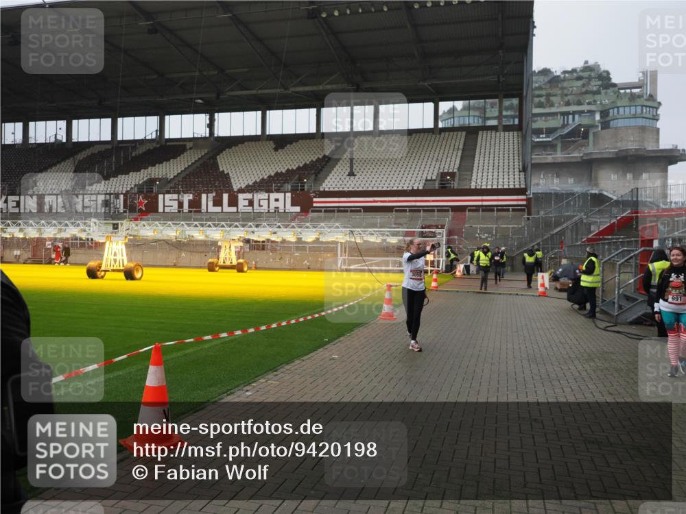07.12.2025 - St. Pauli X-Mass-Run No. 15 Fabian Wolf http://msf.ph/oto/9420198 07.12.2025 11:37:55 Ziel 617, 3000, 3059, 3358 meine-sportfotos.de