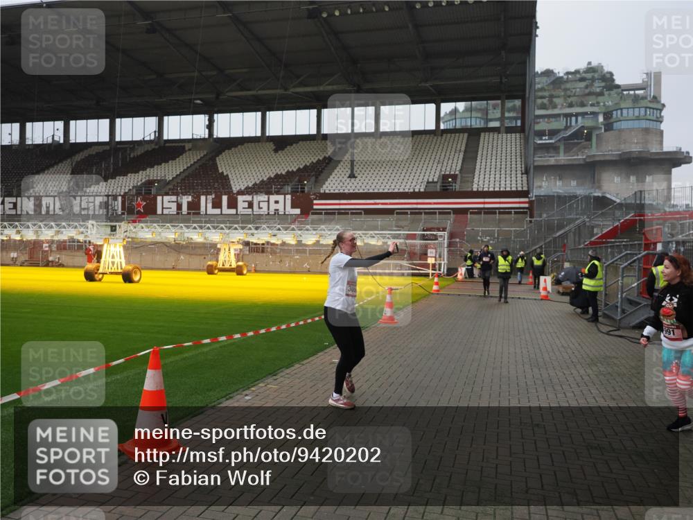 07.12.2025 - St. Pauli X-Mass-Run No. 15 Fabian Wolf http://msf.ph/oto/9420202 07.12.2025 11:37:57 Ziel 307, 617, 3000, 3059, 3358 meine-sportfotos.de