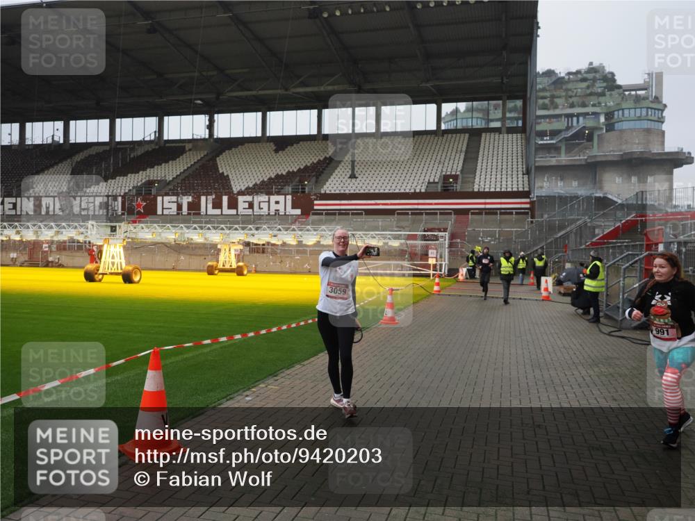 07.12.2025 - St. Pauli X-Mass-Run No. 15 Fabian Wolf http://msf.ph/oto/9420203 07.12.2025 11:37:58 Ziel 307, 617, 3000, 3059, 3358 meine-sportfotos.de
