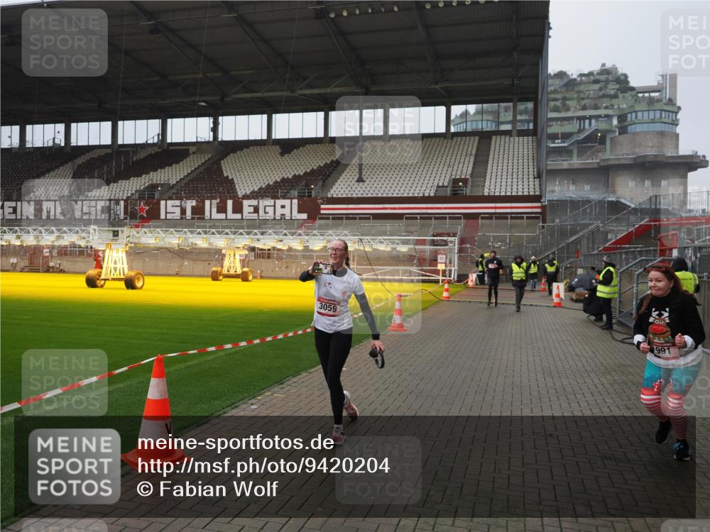 07.12.2025 - St. Pauli X-Mass-Run No. 15 Fabian Wolf http://msf.ph/oto/9420204 07.12.2025 11:37:58 Ziel 307, 617, 3000, 3059, 3358 meine-sportfotos.de