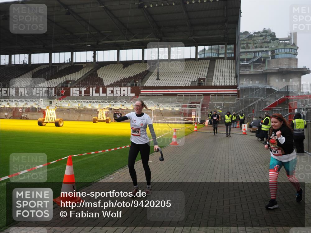 07.12.2025 - St. Pauli X-Mass-Run No. 15 Fabian Wolf http://msf.ph/oto/9420205 07.12.2025 11:37:58 Ziel 307, 617, 3000, 3059, 3358 meine-sportfotos.de