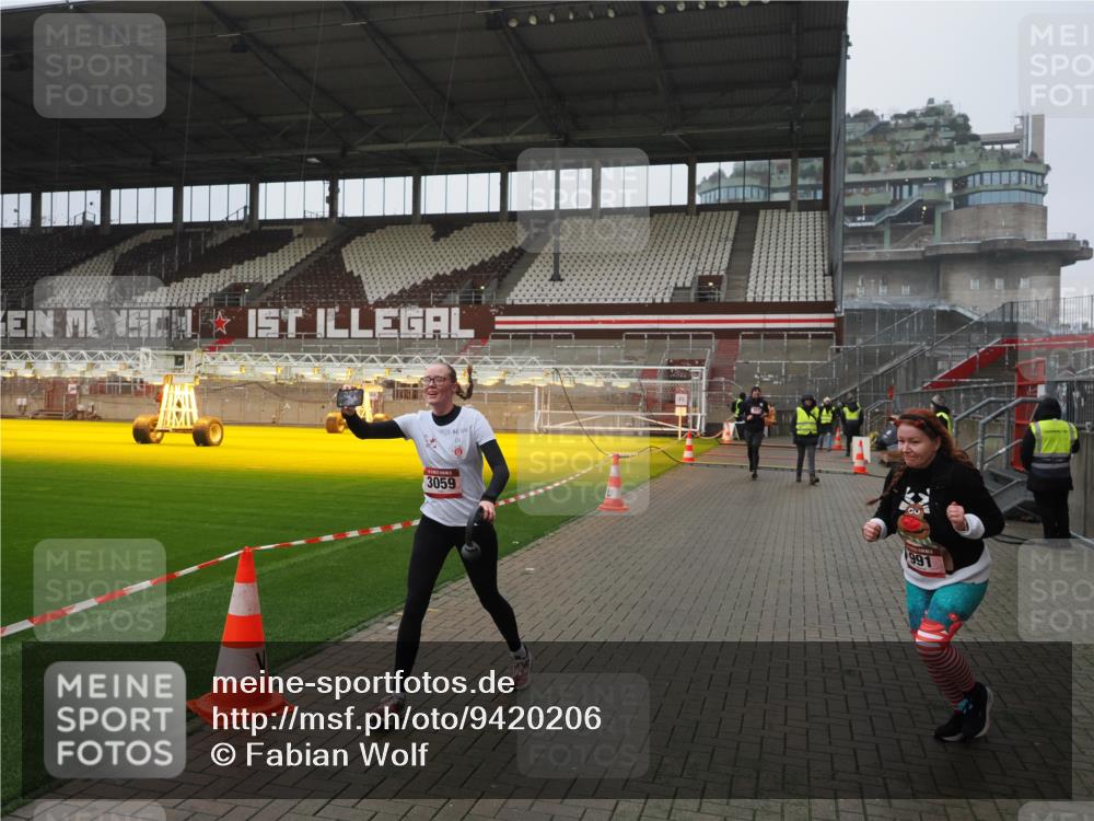 07.12.2025 - St. Pauli X-Mass-Run No. 15 Fabian Wolf http://msf.ph/oto/9420206 07.12.2025 11:37:58 Ziel 307, 617, 3000, 3059, 3358 meine-sportfotos.de