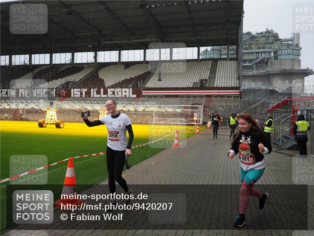 07.12.2025 - St. Pauli X-Mass-Run No. 15 Fabian Wolf http://msf.ph/oto/9420207 07.12.2025 11:37:58 Ziel 307, 617, 3000, 3059, 3358 meine-sportfotos.de
