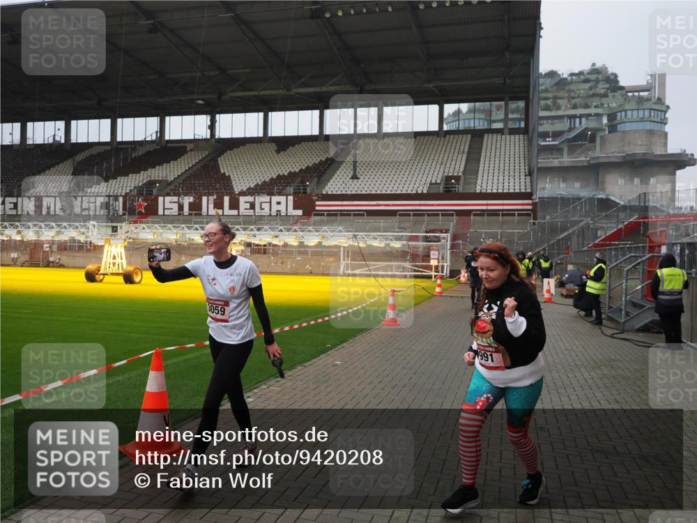 07.12.2025 - St. Pauli X-Mass-Run No. 15 Fabian Wolf http://msf.ph/oto/9420208 07.12.2025 11:37:59 Ziel 307, 617, 3000, 3059, 3358 meine-sportfotos.de