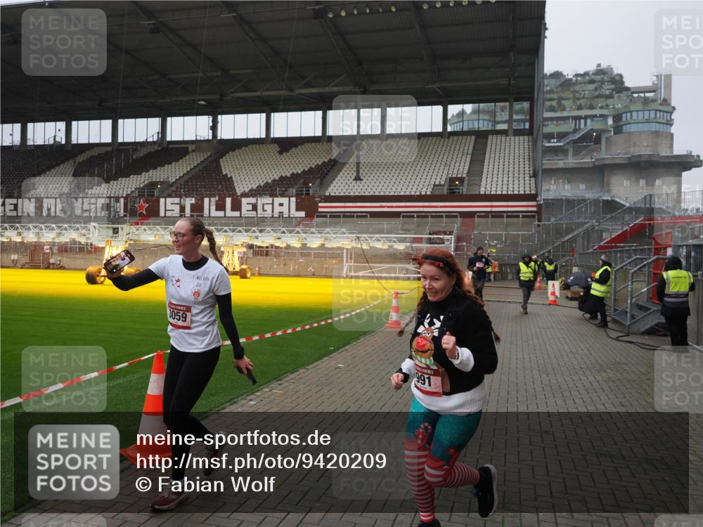 07.12.2025 - St. Pauli X-Mass-Run No. 15 Fabian Wolf http://msf.ph/oto/9420209 07.12.2025 11:37:59 Ziel 307, 617, 3000, 3059, 3358 meine-sportfotos.de