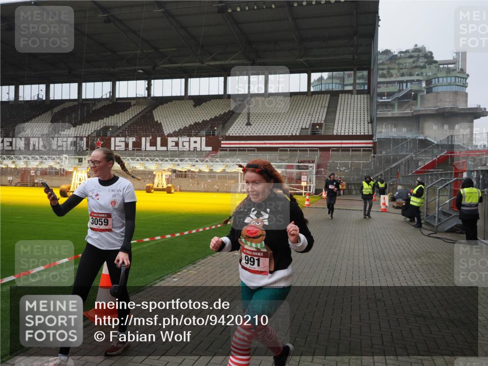 07.12.2025 - St. Pauli X-Mass-Run No. 15 Fabian Wolf http://msf.ph/oto/9420210 07.12.2025 11:37:59 Ziel 307, 617, 3000, 3059, 3358 meine-sportfotos.de