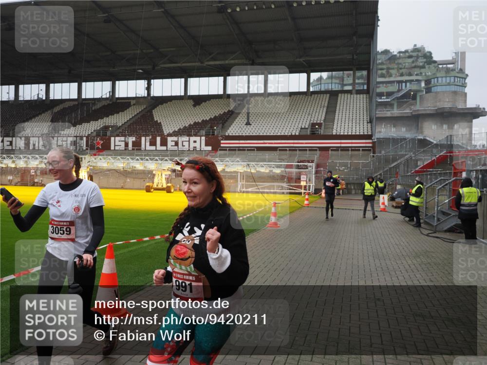07.12.2025 - St. Pauli X-Mass-Run No. 15 Fabian Wolf http://msf.ph/oto/9420211 07.12.2025 11:37:59 Ziel 307, 617, 3000, 3059, 3358 meine-sportfotos.de