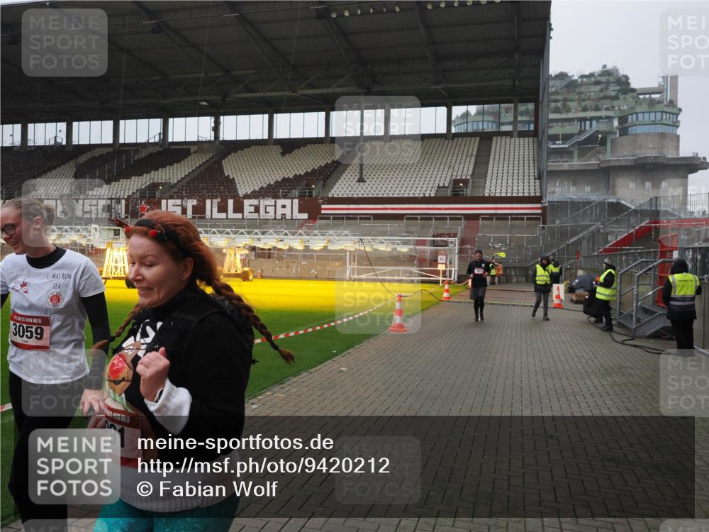 07.12.2025 - St. Pauli X-Mass-Run No. 15 Fabian Wolf http://msf.ph/oto/9420212 07.12.2025 11:37:59 Ziel 307, 617, 3000, 3059, 3358 meine-sportfotos.de