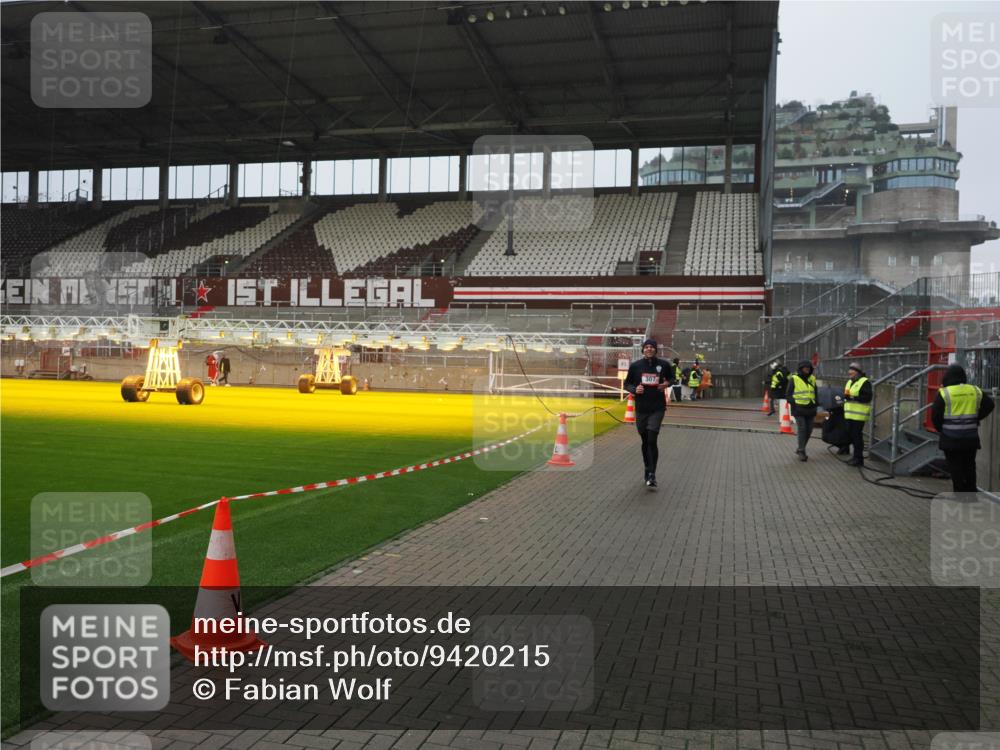 07.12.2025 - St. Pauli X-Mass-Run No. 15 Fabian Wolf http://msf.ph/oto/9420215 07.12.2025 11:38:01 Ziel 307, 617, 3000, 3059, 3358 meine-sportfotos.de