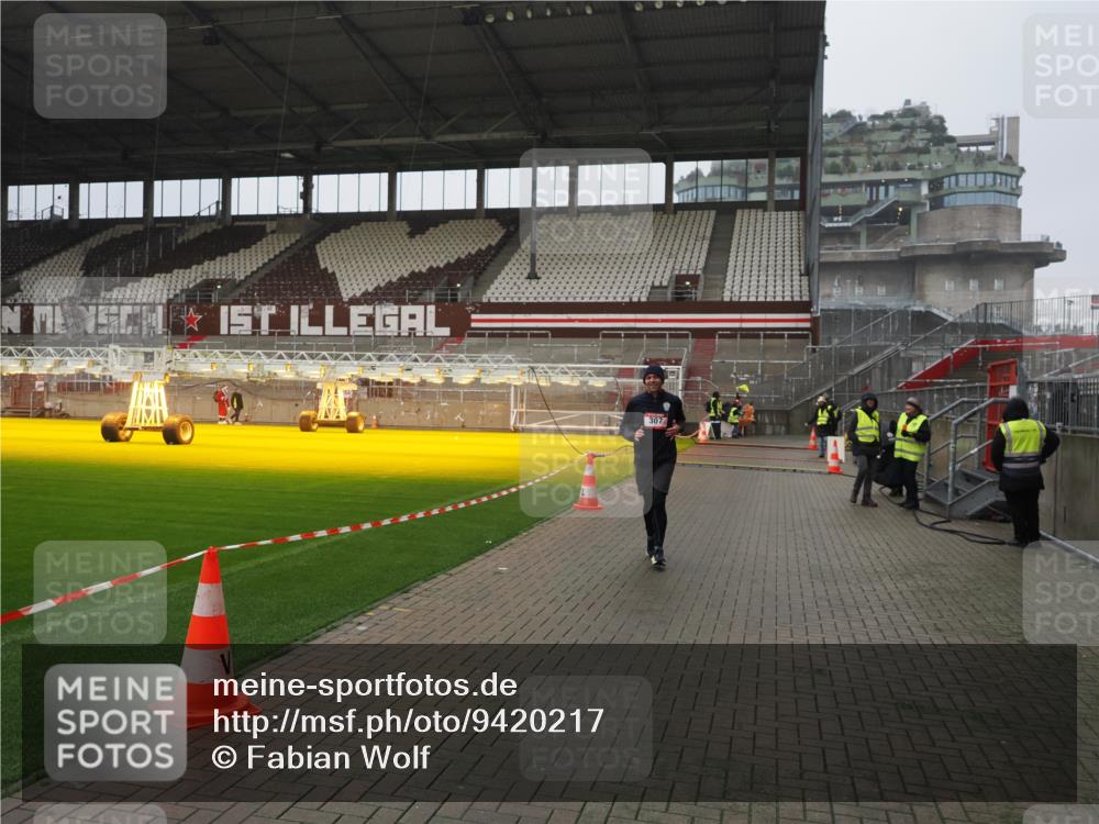 07.12.2025 - St. Pauli X-Mass-Run No. 15 Fabian Wolf http://msf.ph/oto/9420217 07.12.2025 11:38:01 Ziel 307, 617, 3000, 3059, 3358 meine-sportfotos.de