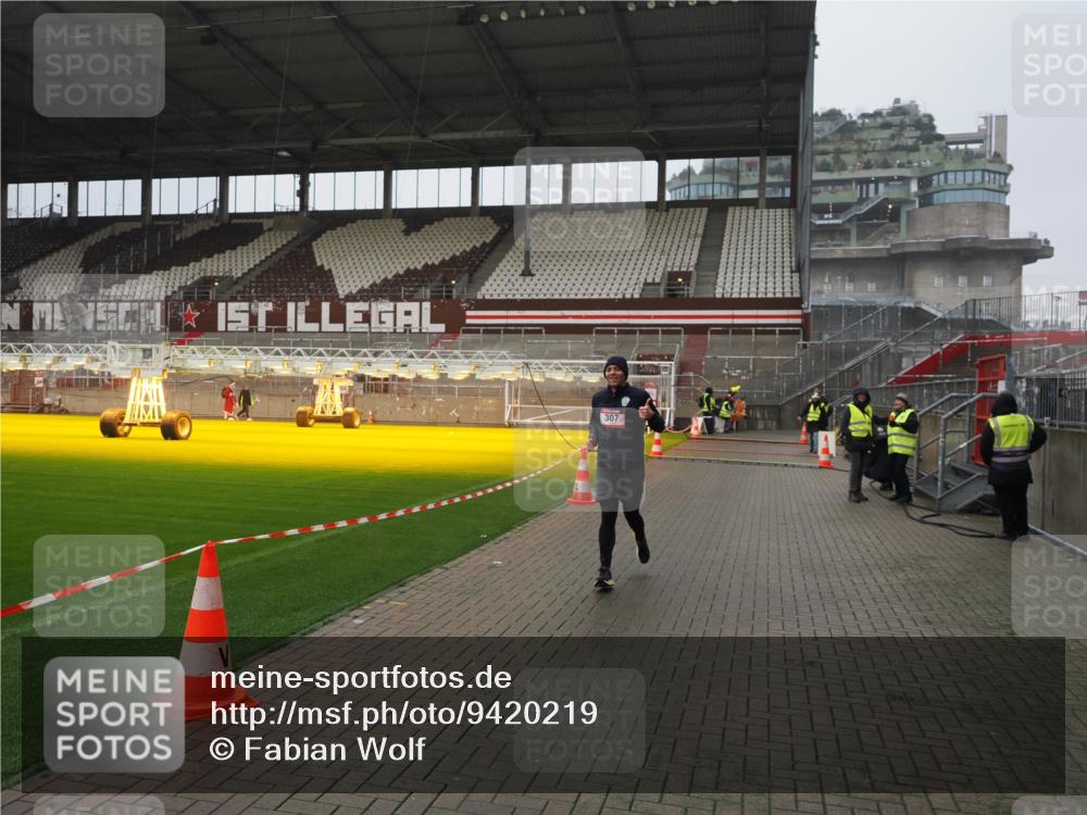 07.12.2025 - St. Pauli X-Mass-Run No. 15 Fabian Wolf http://msf.ph/oto/9420219 07.12.2025 11:38:02 Ziel 307, 617, 3000, 3059, 3358 meine-sportfotos.de
