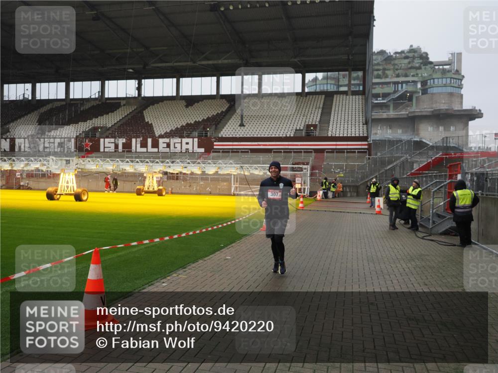 07.12.2025 - St. Pauli X-Mass-Run No. 15 Fabian Wolf http://msf.ph/oto/9420220 07.12.2025 11:38:02 Ziel 307, 617, 3000, 3059, 3358 meine-sportfotos.de