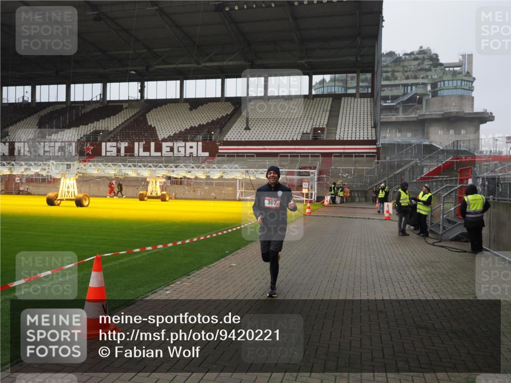 07.12.2025 - St. Pauli X-Mass-Run No. 15 Fabian Wolf http://msf.ph/oto/9420221 07.12.2025 11:38:02 Ziel 307, 617, 3000, 3059, 3358 meine-sportfotos.de