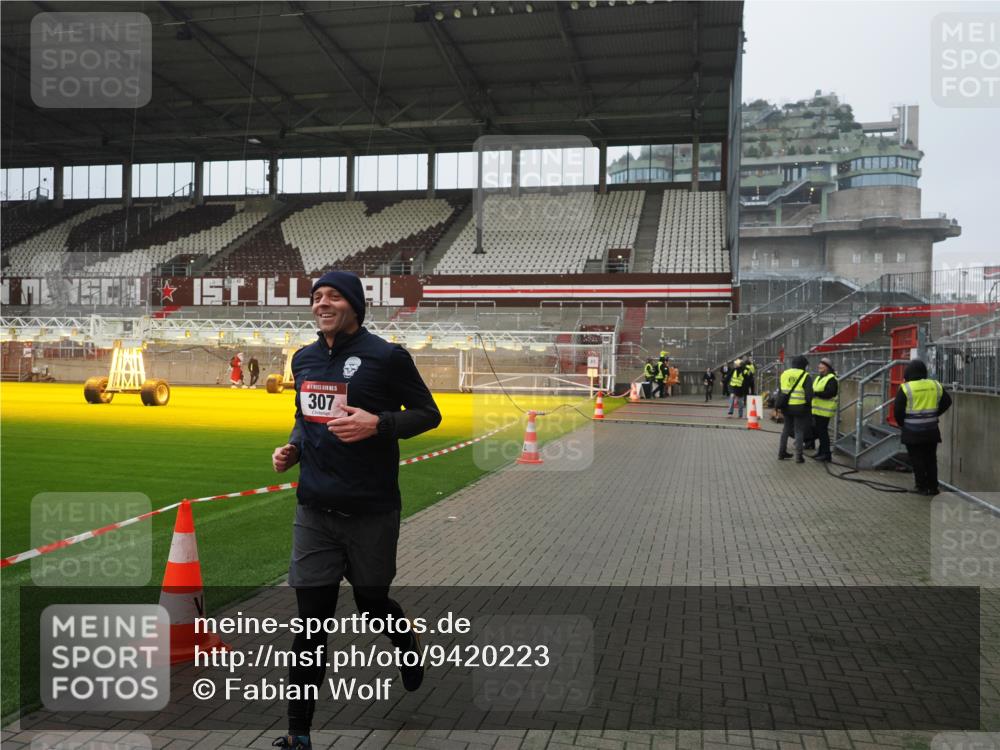 07.12.2025 - St. Pauli X-Mass-Run No. 15 Fabian Wolf http://msf.ph/oto/9420223 07.12.2025 11:38:03 Ziel 307, 617, 3000, 3059, 3358 meine-sportfotos.de