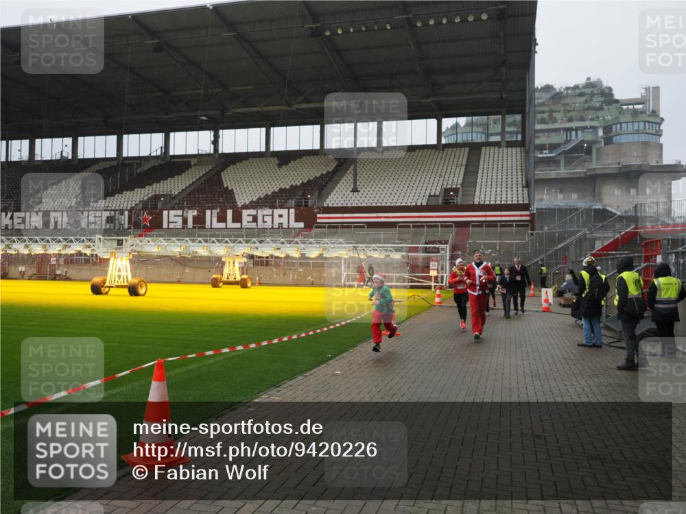 07.12.2025 - St. Pauli X-Mass-Run No. 15 Fabian Wolf http://msf.ph/oto/9420226 07.12.2025 11:38:12 Ziel 307, 2395, 2396, 2715, 3065, 3066, 3341, 3762, 3765 meine-sportfotos.de