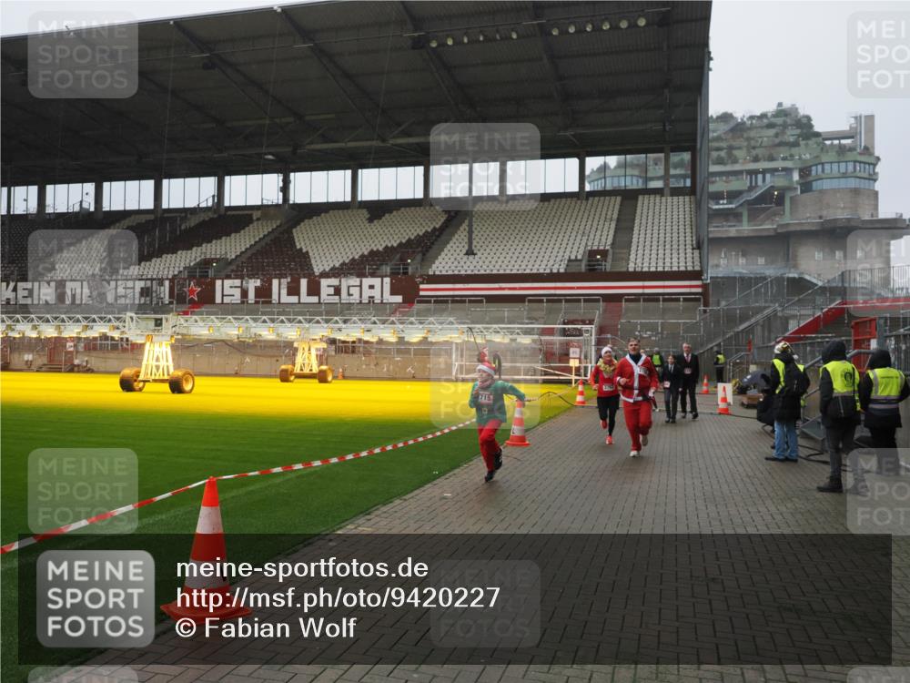 07.12.2025 - St. Pauli X-Mass-Run No. 15 Fabian Wolf http://msf.ph/oto/9420227 07.12.2025 11:38:12 Ziel 307, 2395, 2396, 2715, 3065, 3066, 3341, 3762, 3765 meine-sportfotos.de