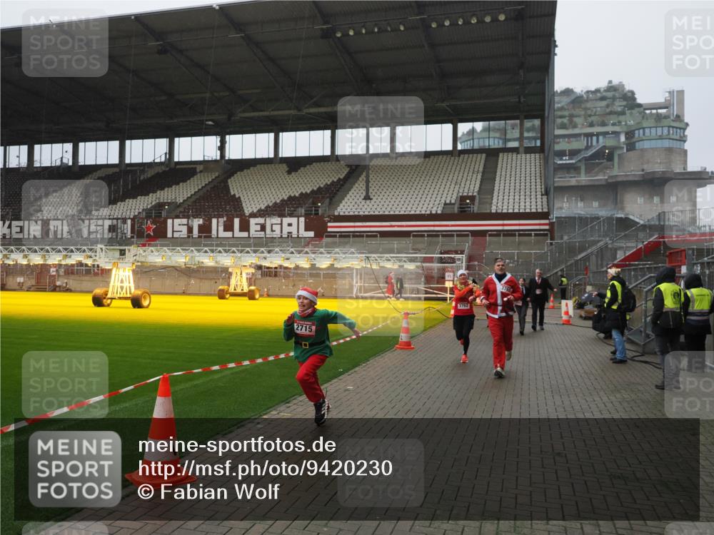 07.12.2025 - St. Pauli X-Mass-Run No. 15 Fabian Wolf http://msf.ph/oto/9420230 07.12.2025 11:38:13 Ziel 307, 2395, 2396, 2715, 3065, 3066, 3341, 3762, 3765 meine-sportfotos.de
