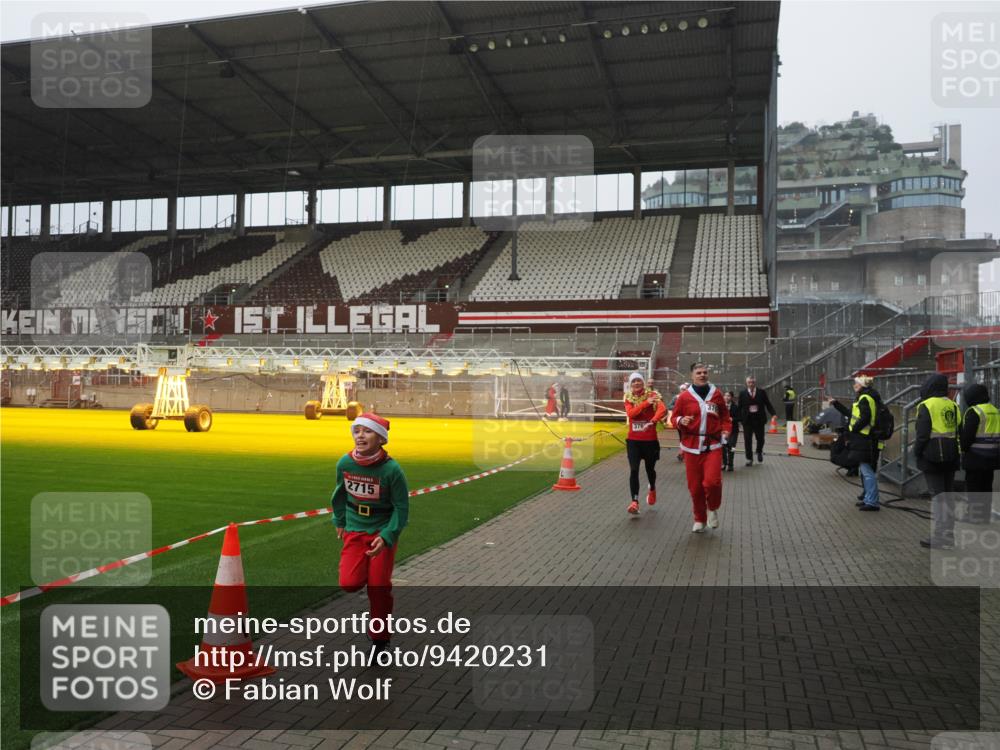 07.12.2025 - St. Pauli X-Mass-Run No. 15 Fabian Wolf http://msf.ph/oto/9420231 07.12.2025 11:38:13 Ziel 307, 2395, 2396, 2715, 3065, 3066, 3341, 3762, 3765 meine-sportfotos.de